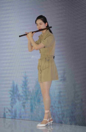 【街拍心灵】多才多艺的街拍肉丝美腿高跟美眉