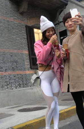 极品紧身弹力裤粉衣翘臀美女1