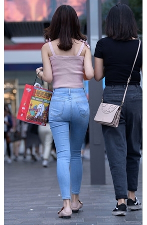 紧身牛仔裤妹子(18P)[325M/JPG]