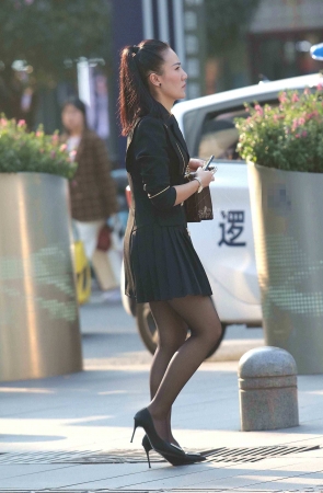诱惑街拍黑丝高跟少妇