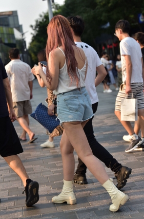 性感热裤美女，月牙路出