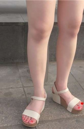 4k-两双粉嫩的美足，妹子清纯文静甜美。