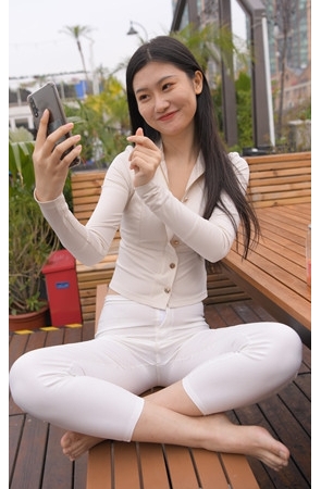 （视频）漂亮的紧身白裤美女[13.48G/MP4]