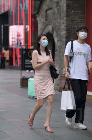 街拍但粉色群凉高跟美女