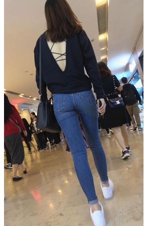 紧身牛仔长裤美女