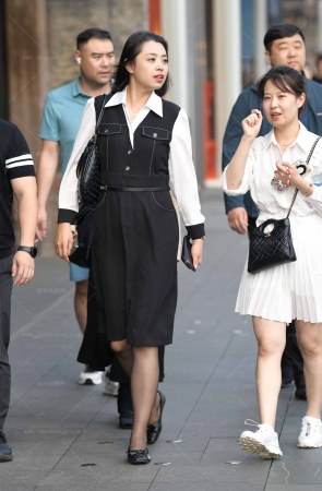 2546-16=52√街拍高挑黑丝平底鞋素人 10P