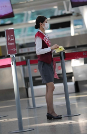 【街拍心灵】街拍灰丝制服美腿机场地勤小姐姐