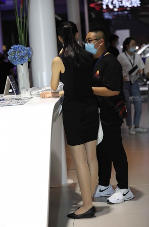 【街拍心灵】车展礼仪肉丝街拍美腿哇塞