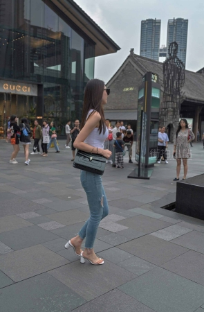 街拍蓝牛时尚墨镜美女