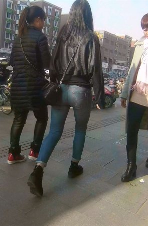 紧身牛仔裤美女姐姐