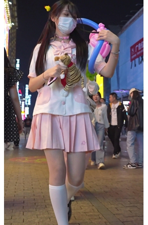 可爱的粉裙美女