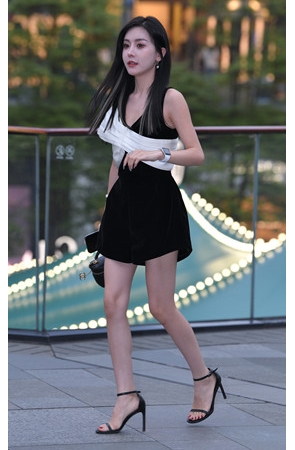 黑裙小姐姐【套图+视频】