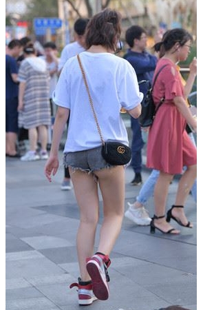 短裤月牙美女(70P)