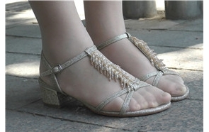 难得一遇的肉丝凉鞋街拍美足