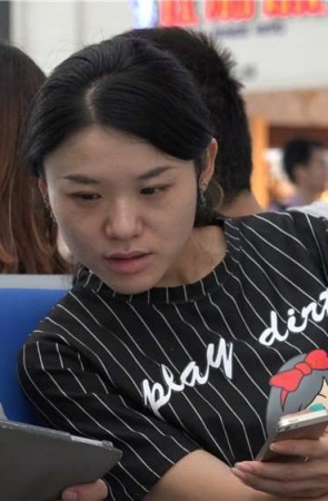 松糕鞋少F脚丫满是老茧 [2.01 GB/MP4]