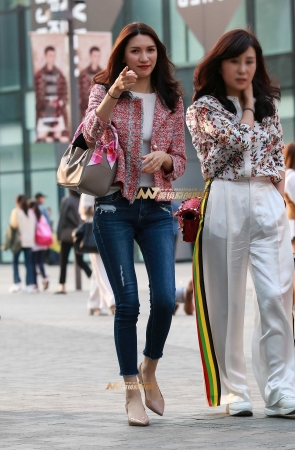 第1312篇逛街的牛仔美女