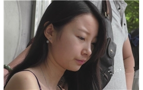 4k-公交站等车的粉嫩玉足小清新美女