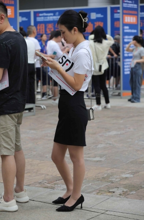 【街拍心灵】OL肉丝街拍高跟制服美腿