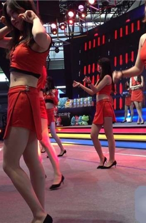 2018CJ – 舞台上的红装showgirl美女 [568 MB]