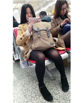 4k-高铁站候车室拍摄低头玩手机的黑丝美腿女孩