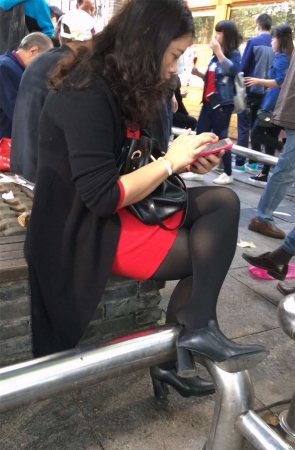 花坛休息的黑色丝袜黑色高跟红色包臀裙白肤少妇