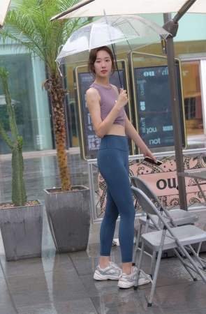 一只麋鹿摄影作品 蓝色瑜伽裤运动系高挑美女