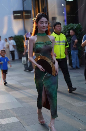 韵味古风裙白皙美女