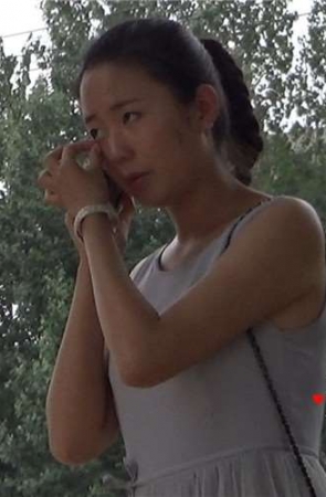 节省的公主裙美女，凉鞋烂了胶水粘。