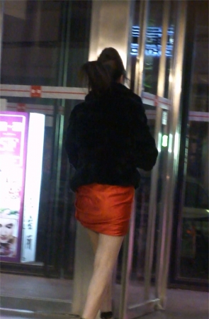 红色露肩包臀裙的丰满少妇