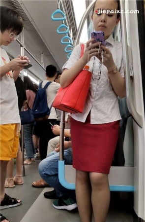 红色包臀裙美眉 [1.12 GB/mp4]