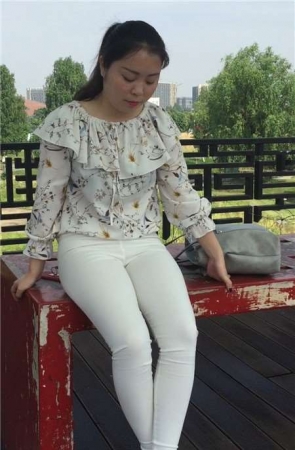 紧身白裤白鞋风韵美少妇模拍 [628 MB]