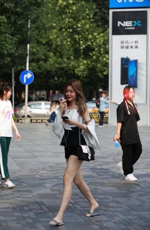 黑色热裤大白腿美女