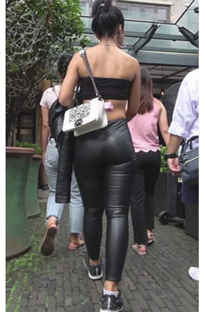 凉爽性感的皮裤小姐姐[1.26G/MP4]