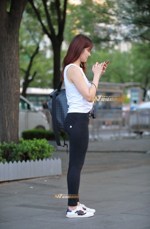 黑色紧身蜜桃裤小姐姐