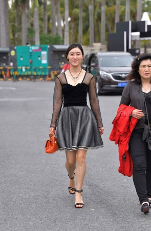 微笑美女对你回眸一笑