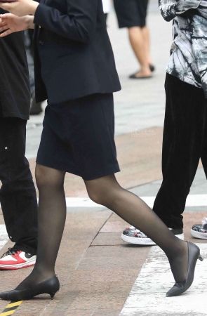 诱惑街拍黑丝高跟OL