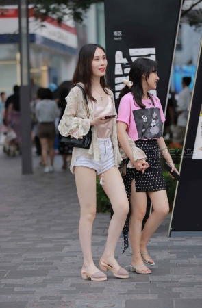 街拍热牛小姐姐