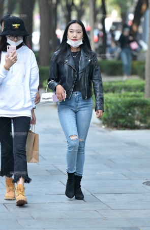 高挑牛仔裤美女