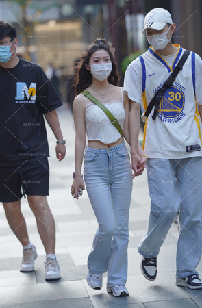 十指紧扣的情侣