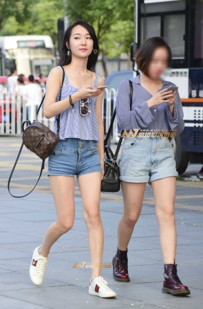 冰清玉洁的热裤小妹