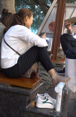 坐在花坛休息的少妇