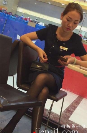 吃饭偶遇黑丝高跟长腿OL制服美眉。