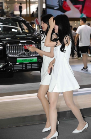 【街拍心灵】车展礼仪超薄肉丝大长腿街拍高跟