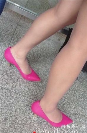 粉色尖嘴高跟鞋肉色丝袜玉足美女