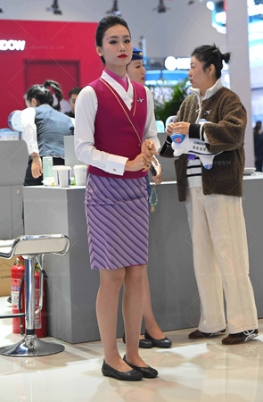 SH25-229-101√南航空姐-红马甲-她今天化妆了