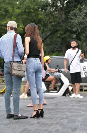 性感紧牛长腿美女