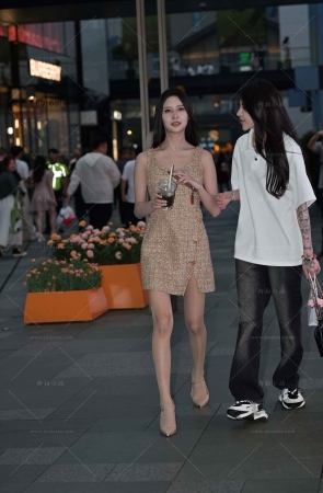 街拍喜欢穿R丝的高跟美女