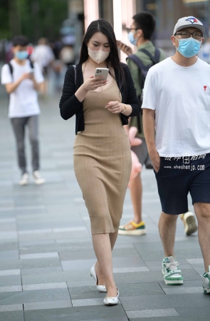 22727-8+97爱穿T的润臀少妇 22P