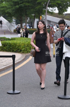 好白皙细腻的她