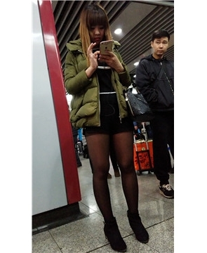4k-军绿色外套黑丝美腿女神等地铁。